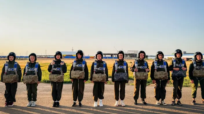 Под Волгоградом подростки из шести регионов совершили первый прыжок с парашютом