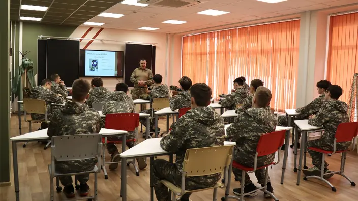 Патриотическое воспитание: старшеклассники и студенты постигают основы военной подготовки