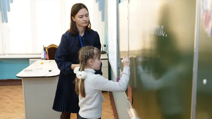 В Минпросвещения прокомментировали сообщения о снижении зарплат учителям в регионах