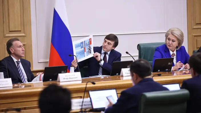 Макет обложек единых учебников по обществознанию представили в Совете Федерации