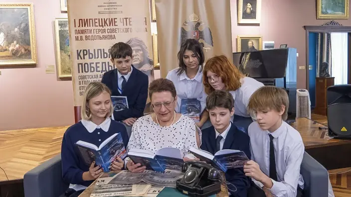 Библиотеки всех школ Липецка и ЛГПУ получат книгу Михаила Водопьянова «Полярный летчик»