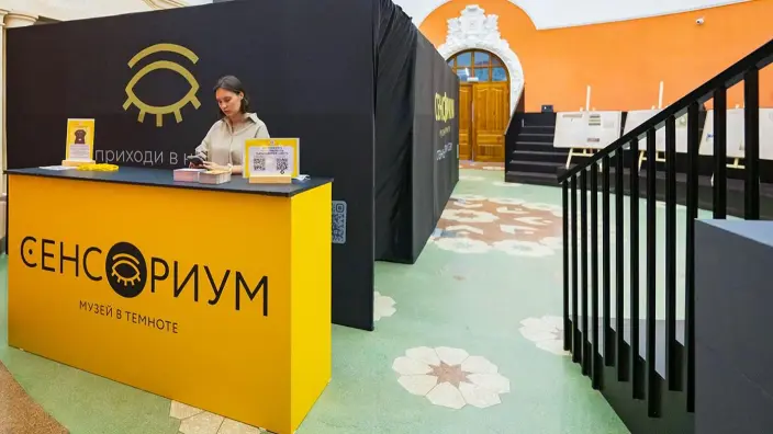 «Незримое слово»: на ВДНХ открылась интерактивная сенсорная выставка в темноте