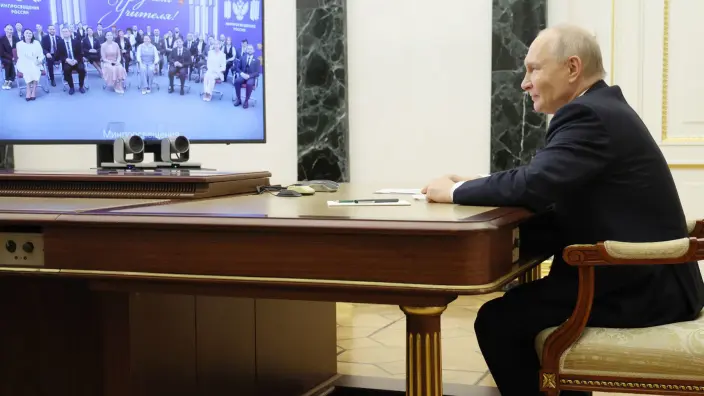 Путин поддержал перевод личных дел школьников в электронный вид